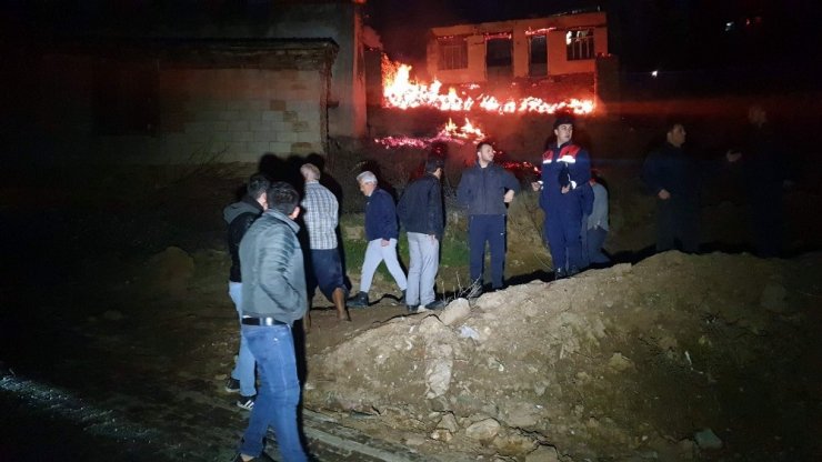 Nazilli’de çıkan yangında 8 ev küle döndü