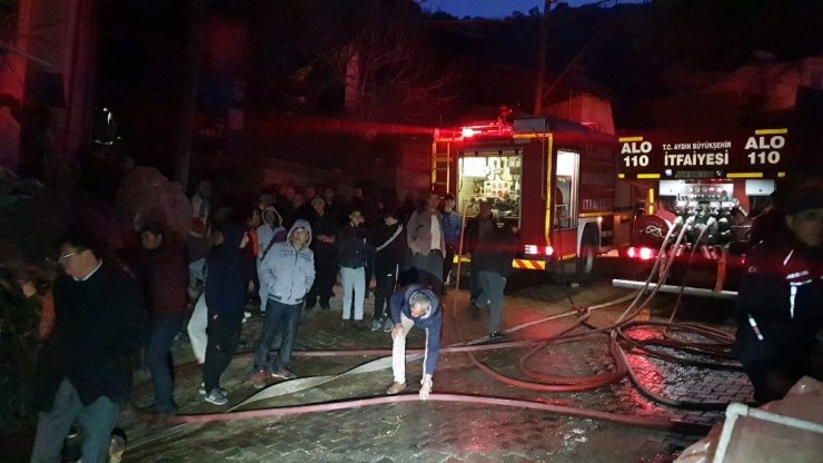 Nazilli’de çıkan yangında 8 ev küle döndü
