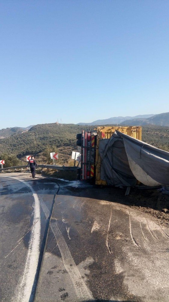 Çanakkale’de yem yüklü kamyon devrildi: 1 yaralı