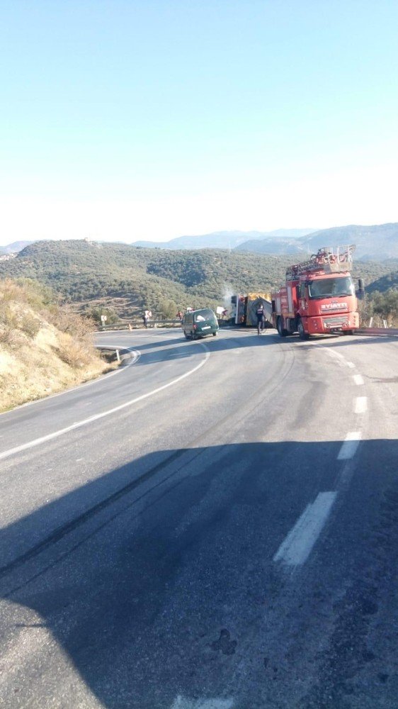 Çanakkale’de yem yüklü kamyon devrildi: 1 yaralı
