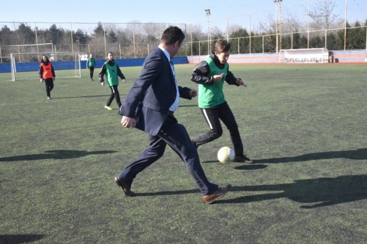 Başkan Sarıkurt’tan ÇBSK kadın futbol takımına destek