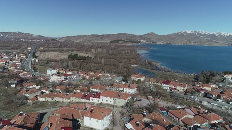 Mehmetçik Sivrice’de vatandaşların çadırını kurdu