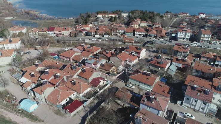 Mehmetçik Sivrice’de vatandaşların çadırını kurdu