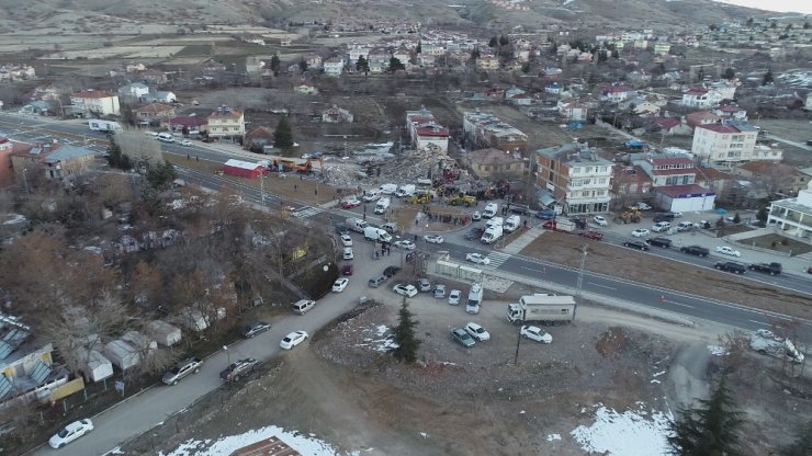 Mehmetçik Sivrice’de vatandaşların çadırını kurdu