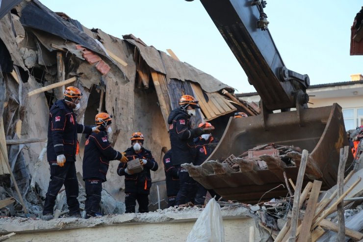 Elazığ’da depremin etkileri gün ağarınca ortaya çıktı