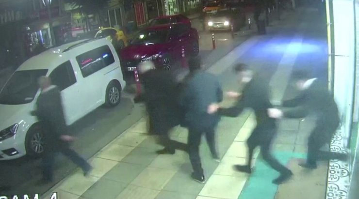 Deprem paniği güvenlik kamerasına yansıdı