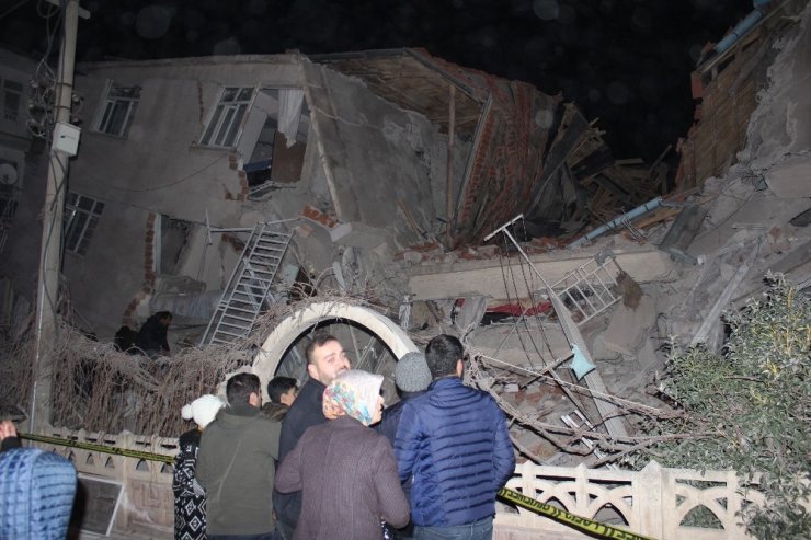 Enkazdan 5 saat sonra 12 yaşındaki çocuk sağ çıkarıldı