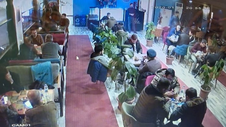 Deprem anı kameralara yansıdı