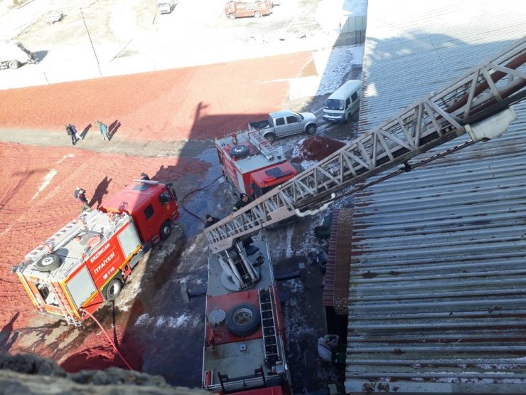 Fabrikanın ambarında çıkan yangın korkuya neden oldu
