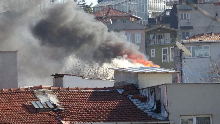 Fatih’te 3 katlı bina alev alev yandı