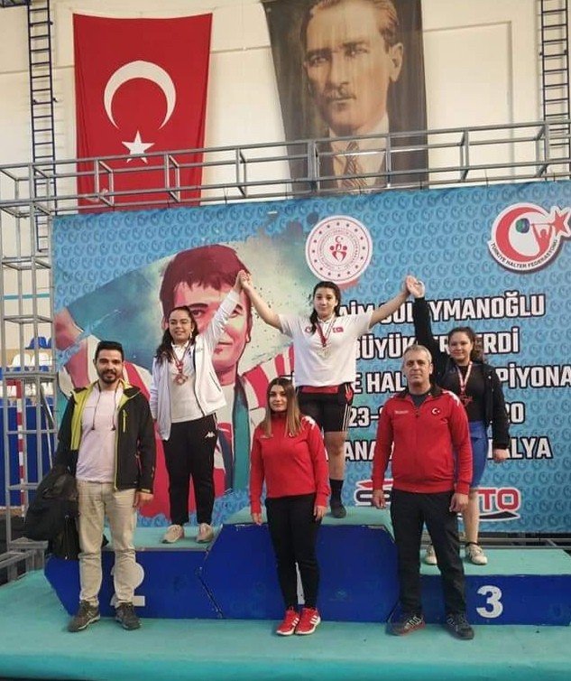 14 yaşındaki Fatma Gül’den büyükler şampiyonasında Türkiye rekoru