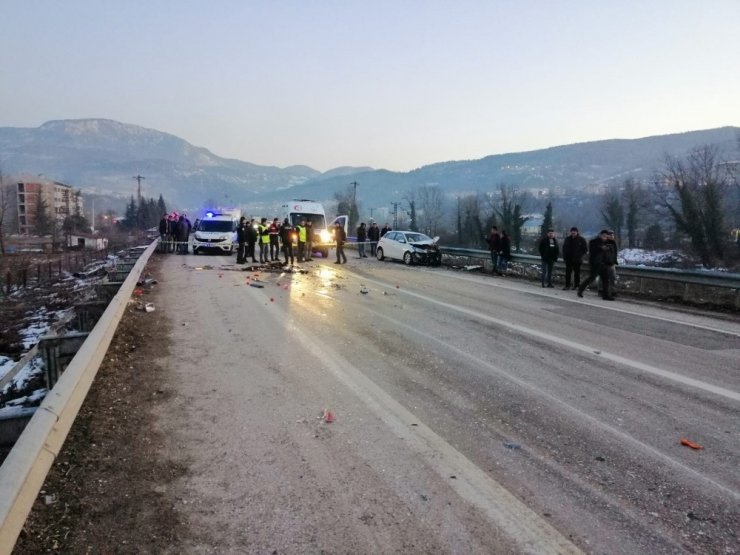 Otomobiller kafa kafaya çarpıştı: 2 ölü, 1 yaralı
