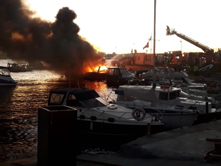 Kartal’da marinada 6 tekne alev alev yandı: 1 yaralı