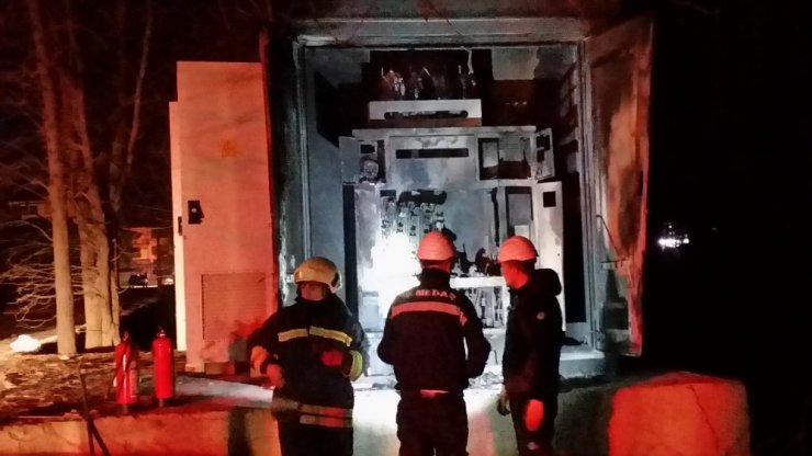 Patlayan trafo mahalleyi elektriksiz bıraktı