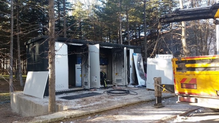 Patlayan trafo mahalleyi elektriksiz bıraktı