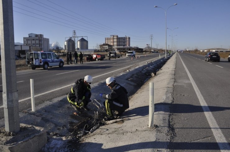 Otomobil elektrik panosuna çarptı: 6 yaralı