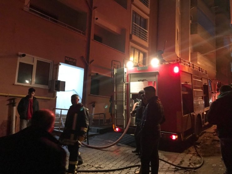 Küçük çocuk çakmakla oynarken evini yaktı