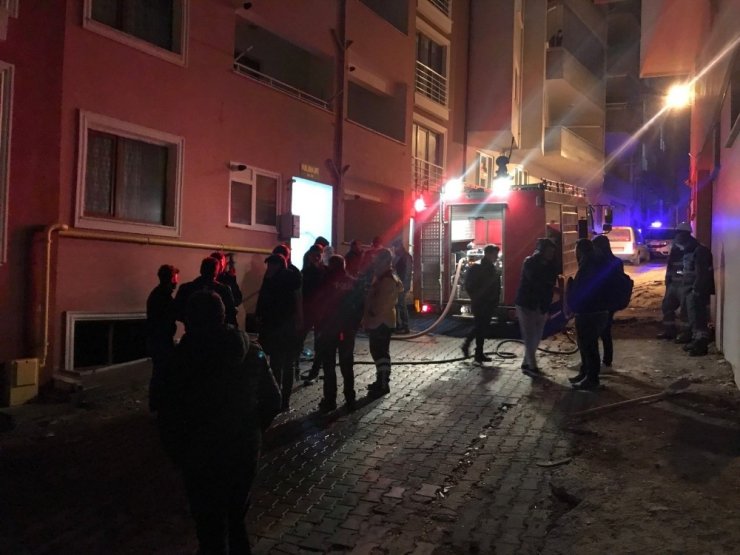 Küçük çocuk çakmakla oynarken evini yaktı