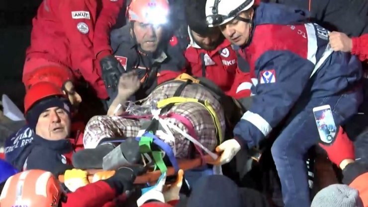 Enkazdan birer saat arayla 2 kadın sağ çıkarıldı