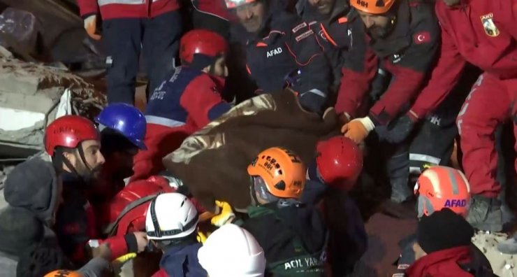Enkazdan birer saat arayla 2 kadın sağ çıkarıldı