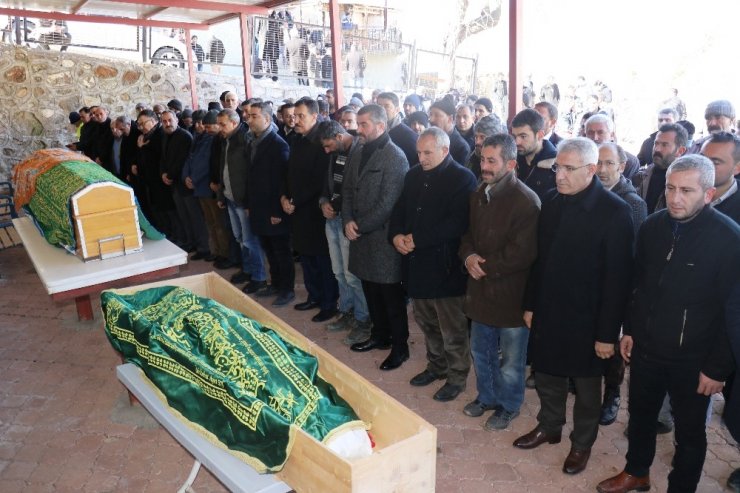 Depremde ölen anne ve oğlu defnedildi