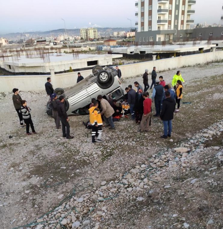 Hafif ticari araç takla attı: 4 yaralı