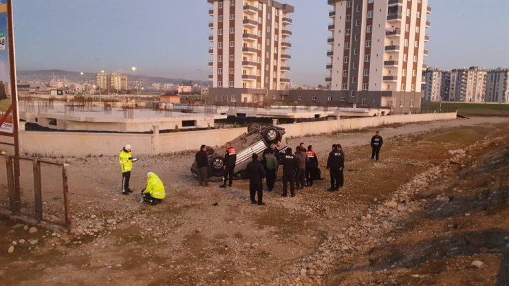 Hafif ticari araç takla attı: 4 yaralı
