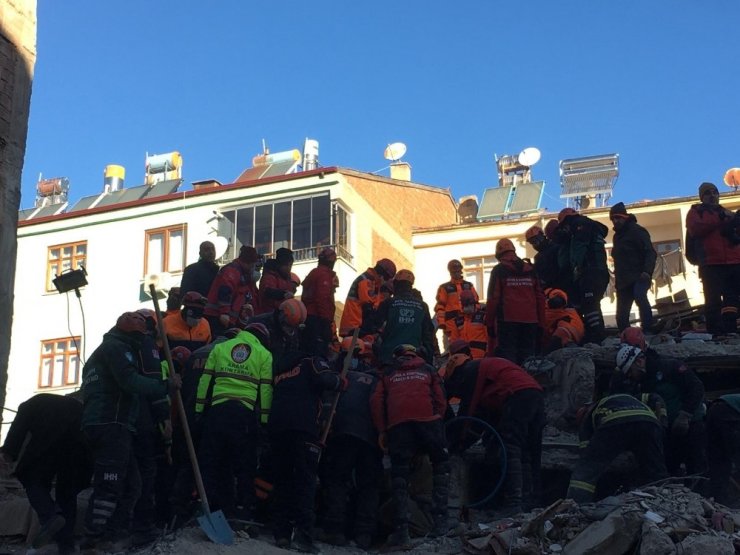 Siirt’ten giden 20 personelin katılımıyla 2 kişi kurtarıldı