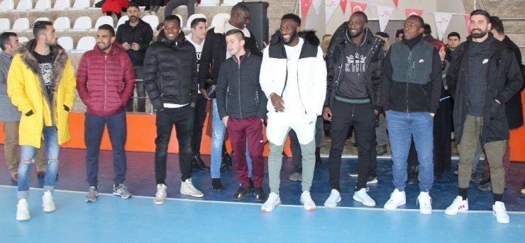 Sivassporlu futbolcular basketbol oynadı