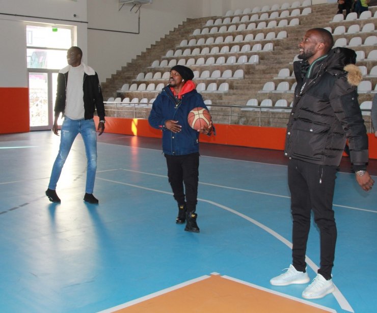 Sivassporlu futbolcular basketbol oynadı