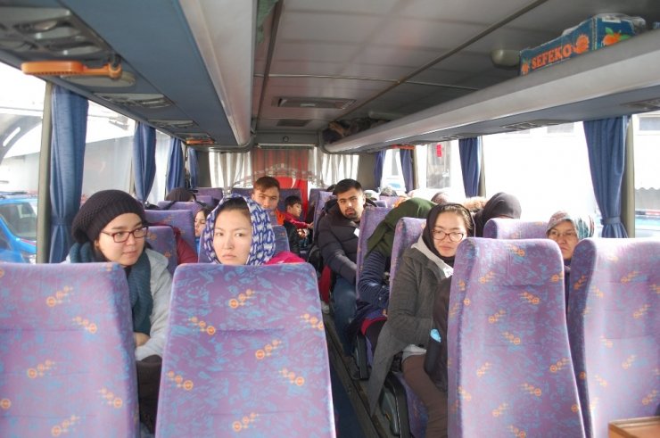 Minibüsün lastiği patlayınca 32 göçmeni bırakıp kaçtı