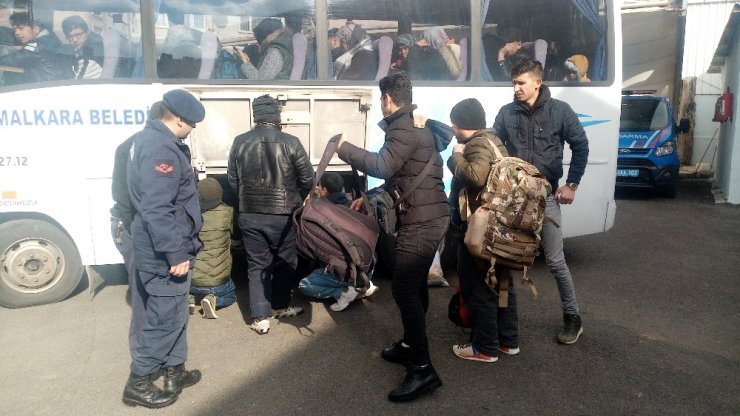 Minibüsün lastiği patlayınca 32 göçmeni bırakıp kaçtı