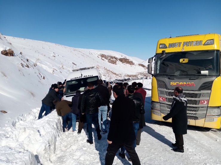 Van-Bahçesaray yolu ulaşıma açıldı