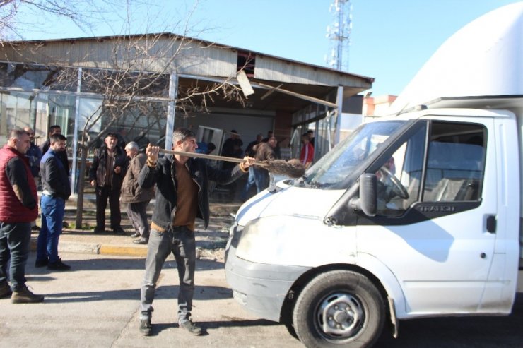 Hafif ticari araç ile çarpışan kamyonet kafeye daldı
