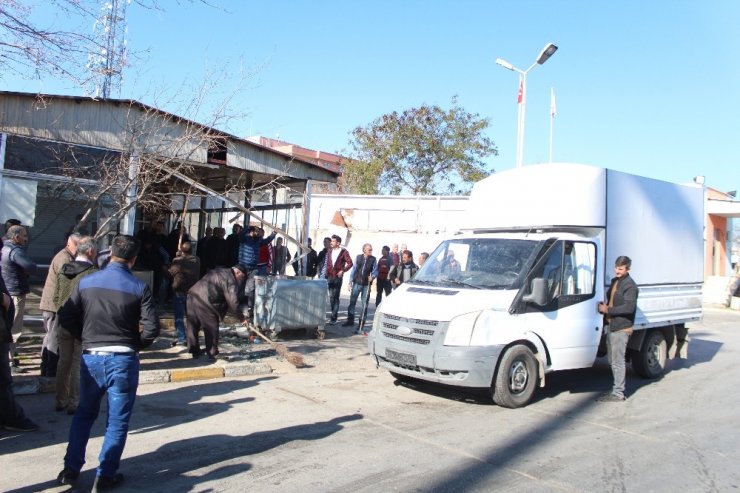 Hafif ticari araç ile çarpışan kamyonet kafeye daldı