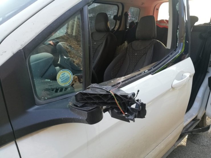 Yamaçtan kopan kaya parçası araca çarptı: 1 ağır yaralı