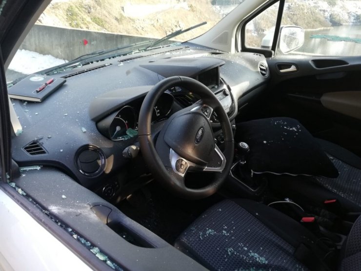 Yamaçtan kopan kaya parçası araca çarptı: 1 ağır yaralı