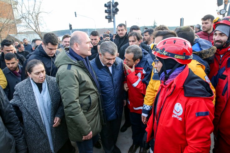 Bakanlar Soylu ve Koca, depremden etkilenen Gezin köyünde incelemelerde bulundu