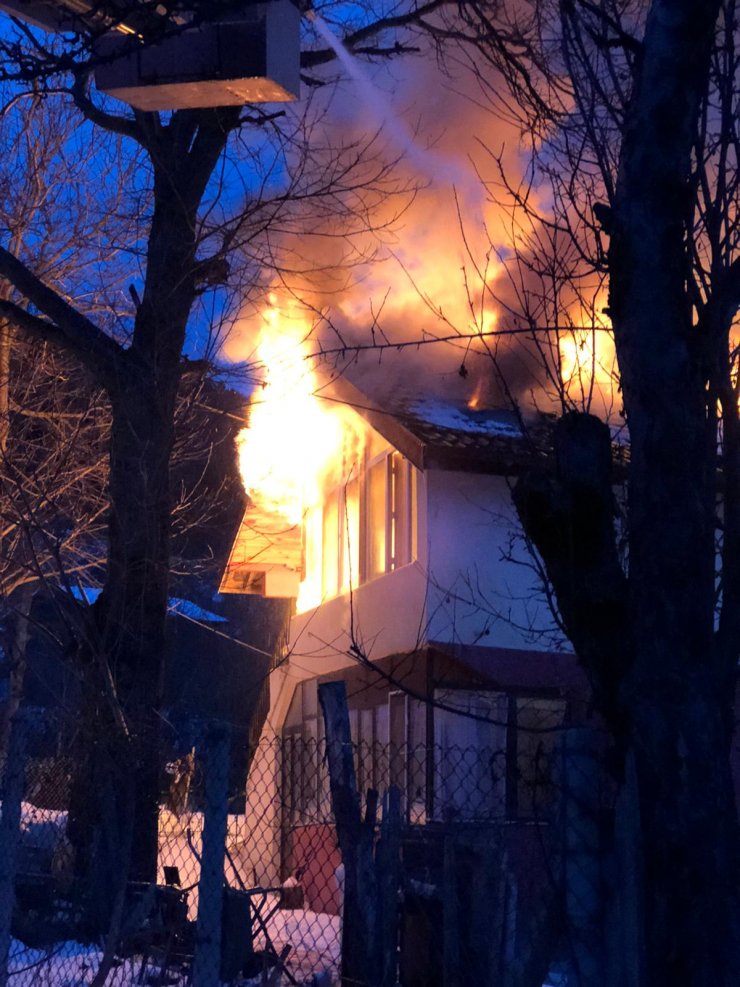 Bolu'da iki katlı ahşap ev yandı