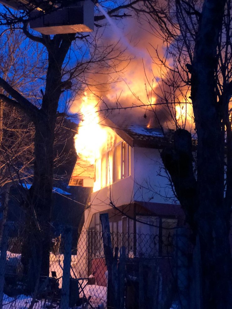 Bolu'da iki katlı ahşap ev yandı