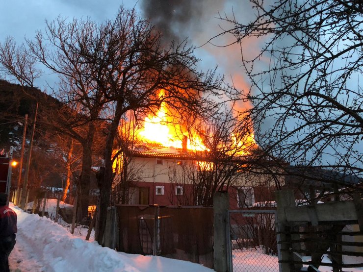 Bolu'da iki katlı ahşap ev yandı