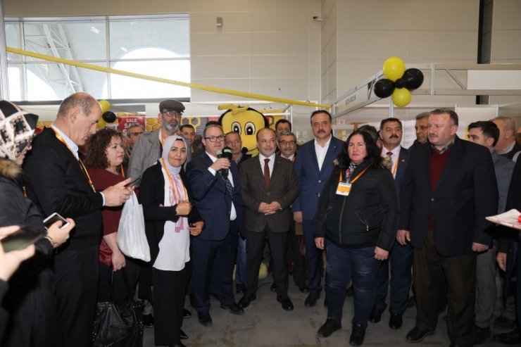 AK Partili Yavuz dünyanın en büyük arıcılık festivaline katıldı