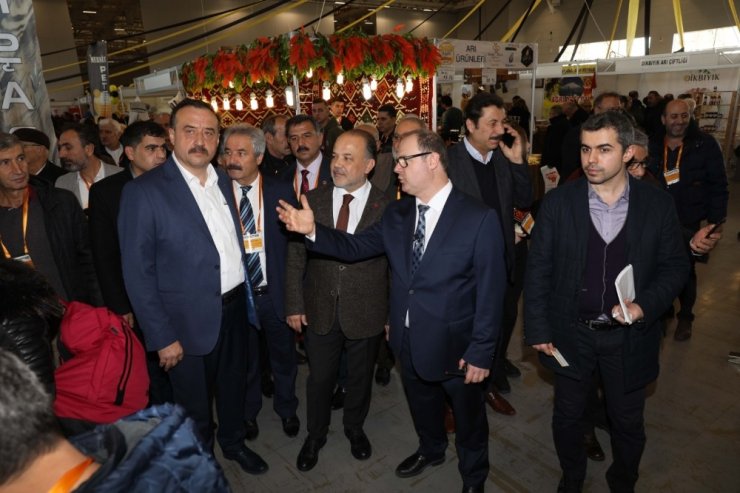 AK Partili Yavuz dünyanın en büyük arıcılık festivaline katıldı