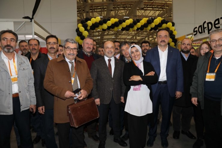 AK Partili Yavuz dünyanın en büyük arıcılık festivaline katıldı