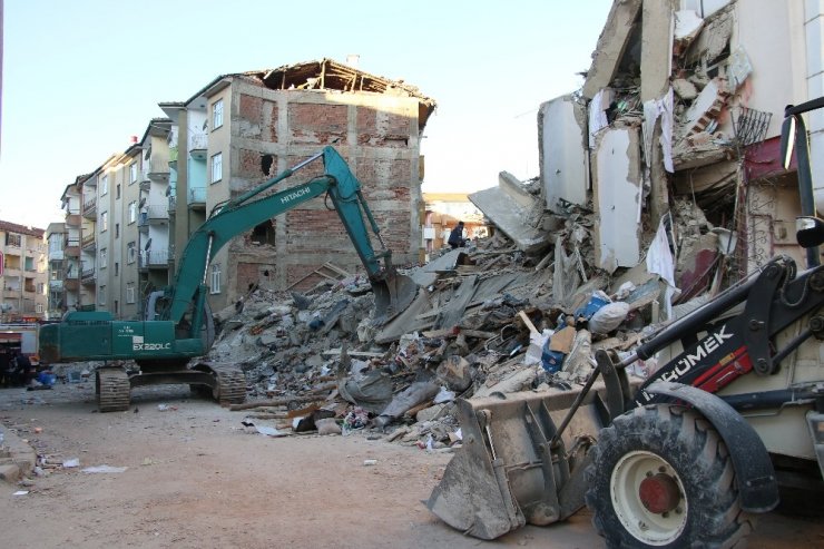 Enkaz altındaki 65 yaşındaki kadına ulaşılmaya çalışılıyor