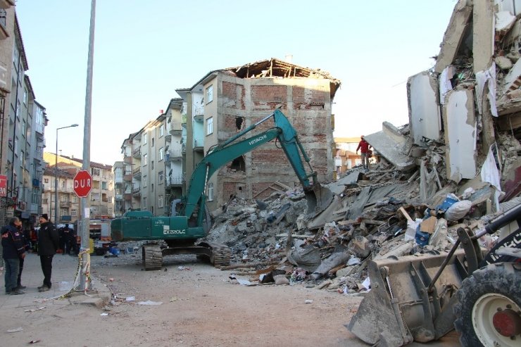 Enkaz altındaki 65 yaşındaki kadına ulaşılmaya çalışılıyor