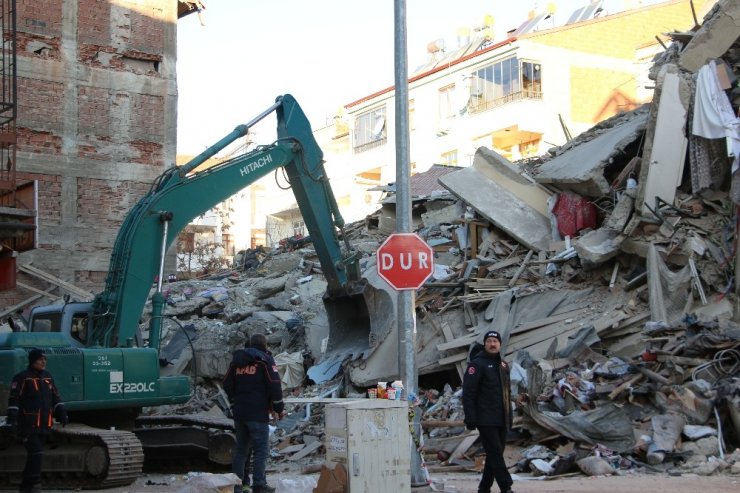 Enkaz altındaki 65 yaşındaki kadına ulaşılmaya çalışılıyor