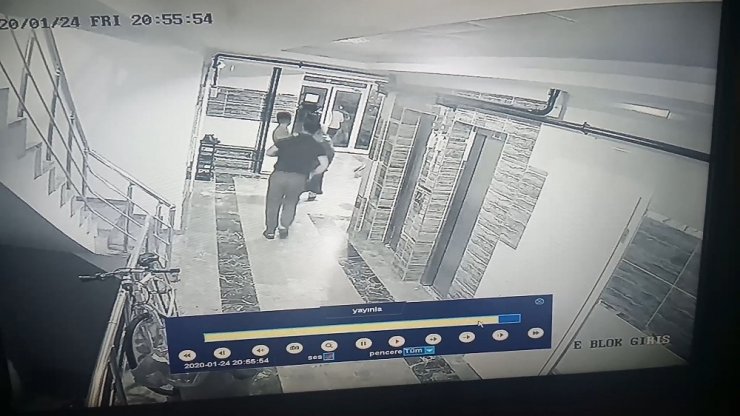 Deprem sırasından bir sitede yaşanan panik anları kameralara yansıdı