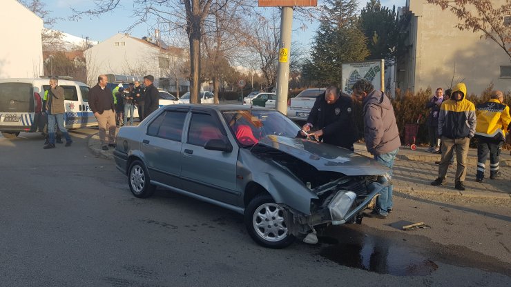 Erzincan'da iki otomobilin çarpıştığı kazada 4 kişi yaralandı