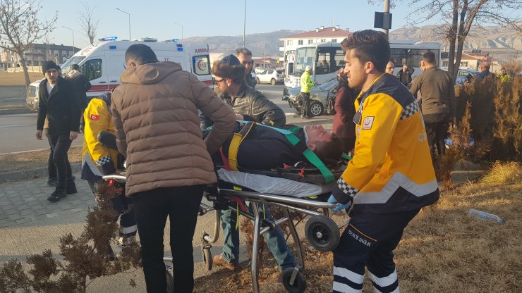 Erzincan'da iki otomobilin çarpıştığı kazada 4 kişi yaralandı